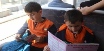 Kitap okumay tevik etmek iin tramvayda kitap okudular