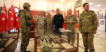 Bakan Akar ve Komutanlar, KKTC'deki birlikleri denetledi