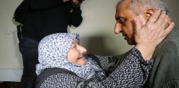 Kayseri'de kaybolduktan 13 yıl sonra Antalya'da bulunan Ahmet Çavuş, annesine kavuştu