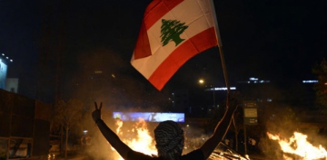 Lbnan protestolarnn ilk kurban, olunun ve einin gzleri nnde ldrld