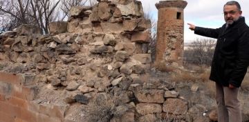 Tarihi camiden geriye minaresi kald