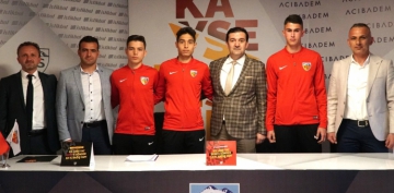 Kayserispor'dan altyapdaki 3 futbolcuya profesyonel szleme  