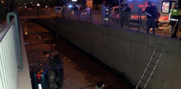 Kayseri'de otomobil kanala devrildi: 2 yaral