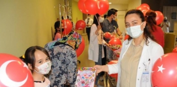Hastanede tedavi gren ocuklara '23 Nisan' morali
