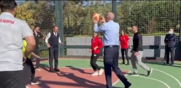 Cumhurbakan Erdoan mraniye'de genlerle basketbol oynad