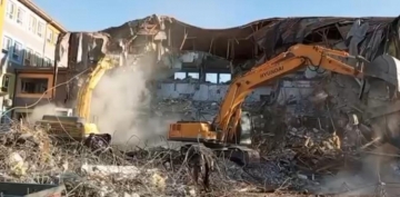  Deprem riskiyle boşaltılan Avukat Ahmet Ulucan okulunun yıkımına başlandı