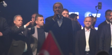 Cumhuriyet Meydannda cokulu kutlama: Bakan Akar Kayserililere teekkr etti