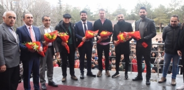 Kayserisporlu ynetici Samet Ko ile futbolcular Dimitrios ve Hasan Ali rencilerle bulutu 