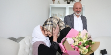 BAKAN OLAKBAYRAKDARDAN 109 YAINDAK EMS TEYZEYE ANNELER GN SRPRZ