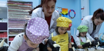 BÜYÜKŞEHİR’İN MİNİKLERE ÖZEL MERKEZİNDE “MİNİK ŞEFLER MUTFAKTA” ETKİNLİĞİ