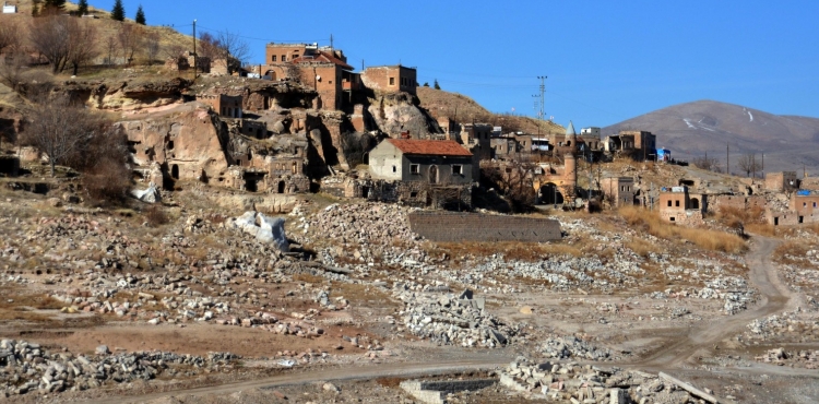 Kayseri'de baraj suyu ekilince mezarlk ve eski yaplar ortaya kt