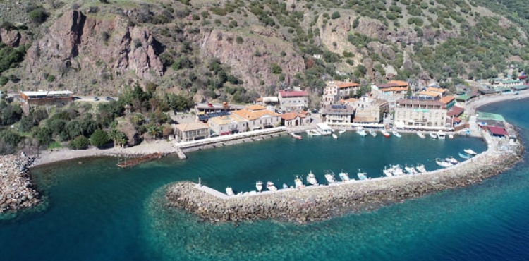 'Afet blgesi' ilan edilen Assos Antik Liman'nda turistik tesisler kapatld