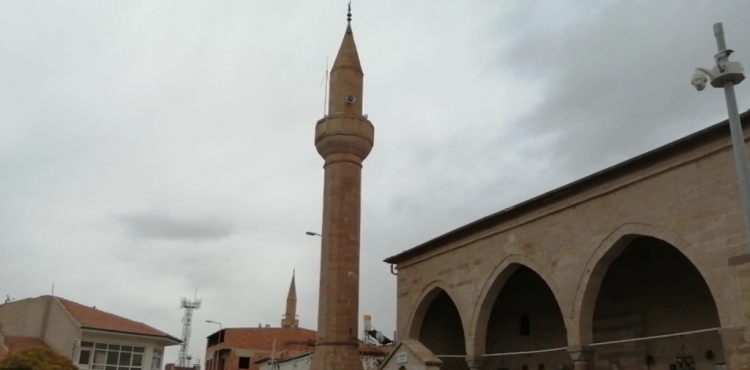 Cami Cemaatinden Minare Uyars
