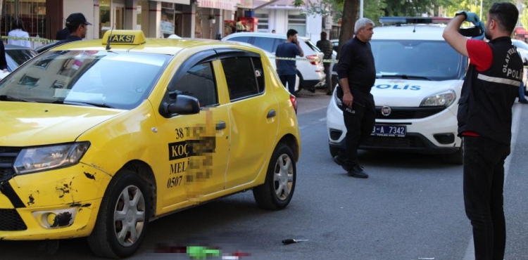 Ticari taksi sahibinin oğlu, önünü kestiği şoförü başından vurarak öldürdü