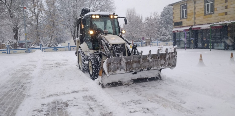 Tomarza’da kar nedeniyle kapanan yollar açıldı