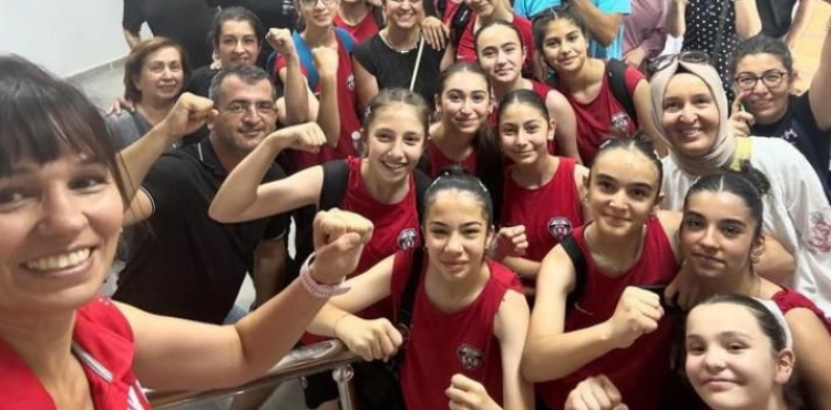 Kayseri Voleybol Kulb midi takm son 16ya kald