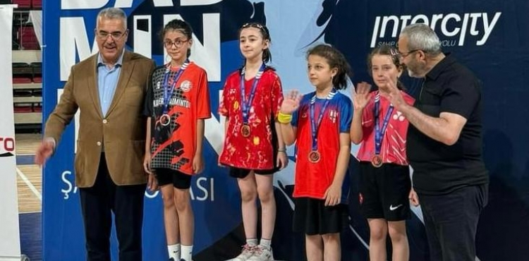 Zmra etinta Badminton Trkiye Kupasndan 2 madalyayla dnd