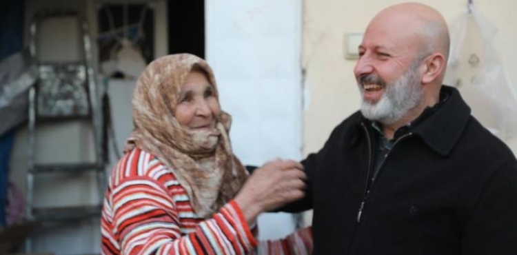 GNLLERN BAKANI, BYKLERN HEM GNLN HEM DE HAYIR DUASINI ALIYOR