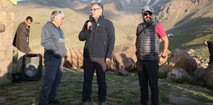 BAKAN ZDOAN STDONDURAN, ERCYESN VE HACILARIN TANITIMINDA ROL OYNUYOR