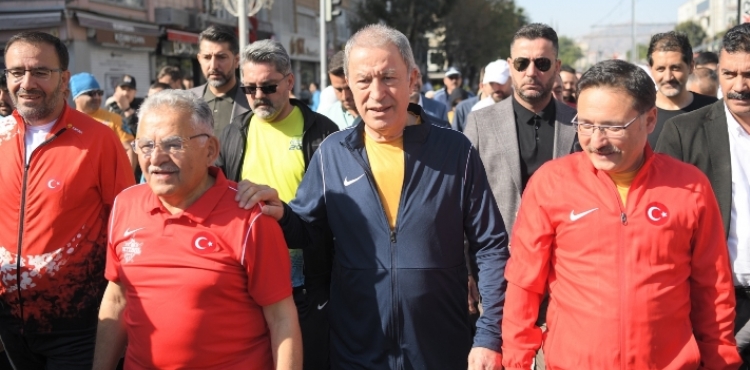 BYKEHRN ULUSLARARASI KAYSER YARI MARATONUNDA CRETSZ HALK KOUSU KAYITLARI BALADI