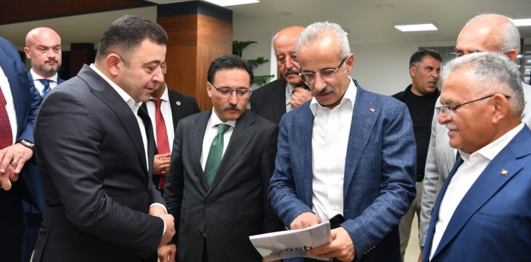 Kayseri OSB Bakan Yaln, Bakan Uraloluna Sanayicinin Taleplerini eren Dosya Sundu