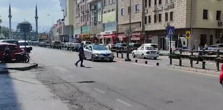 Polis ekiplerinden yaya geiti kurallarna uymayan srclere ceza