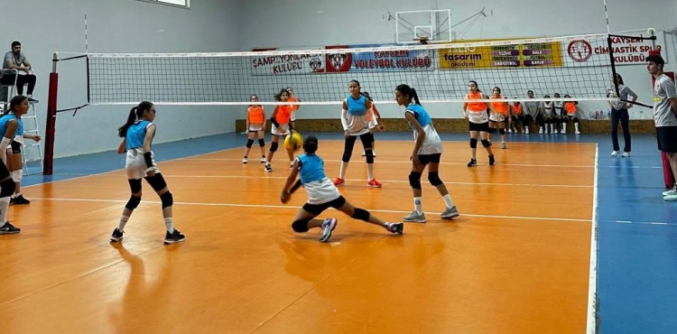 Kayseri Voleybol Kulb 30 Austos Zafer Turnuvas devam ediyor