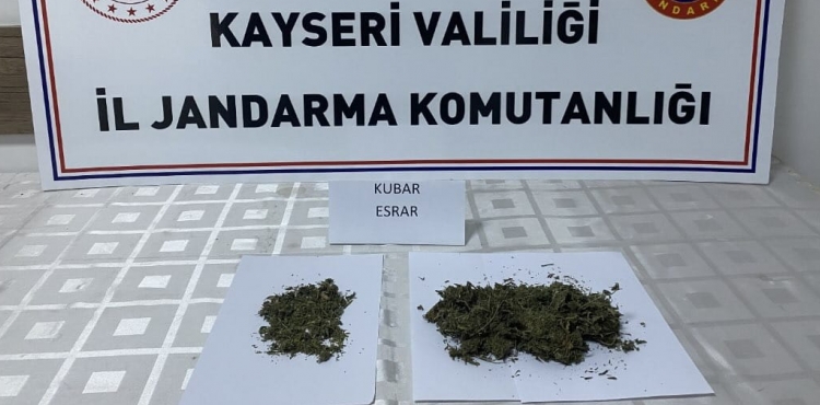 phelinin ayakkabsndan 1005 gram uyuturucu madde ele geirildi