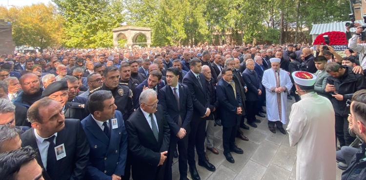 Eski Bakan Sabahattin akmakolu defnedildi