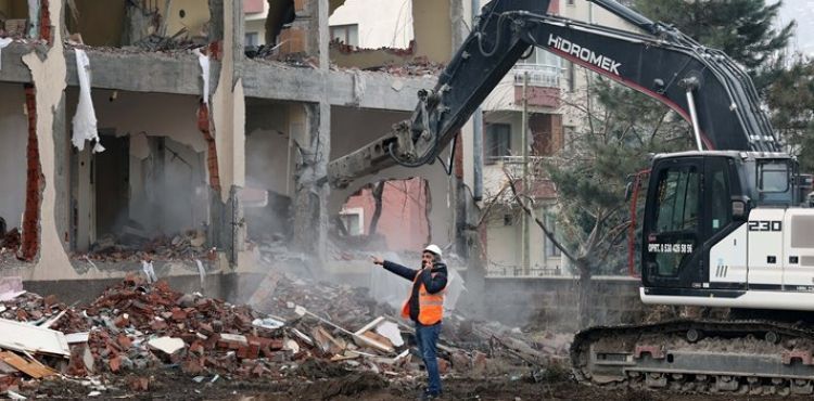 TALASTA YAPILAR SESLE YIKILIYOR