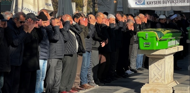 Galericiyi, otomobil satndan kalan alacan istedii iin ldrm