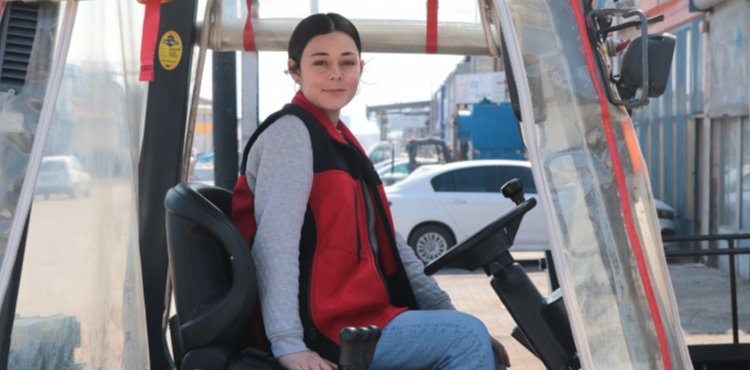 Aabeyine zenen Melike, forklift servisinde raklk yapyor