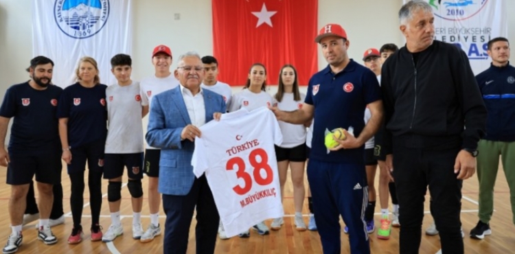 BAKAN BYKKILI LE SPORDA ALTIN A: KAYSER AVRUPAYA RNEK OLDU