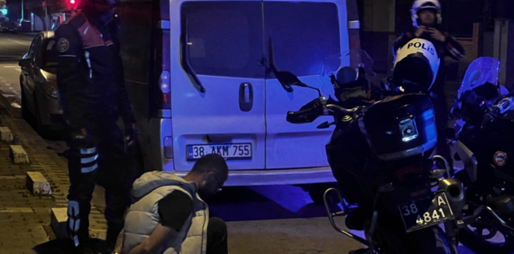 Cezaevinden izinli çıktı, polisten kaçmak isterken uyuşturucuyla yakalandı