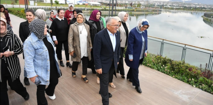 BAŞKAN BÜYÜKKILIÇ, MUTFAĞIN MAHARETLİ ELLERİ KADINLARLA KAYSERİ MUTFAĞI’NDA BULUŞTU