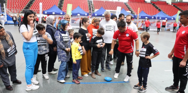 BÜYÜKŞEHİR’İN AİLE YILINA ÖZEL ETKİNLİĞİNDE AİLELER KIYASIYA YARIŞTI