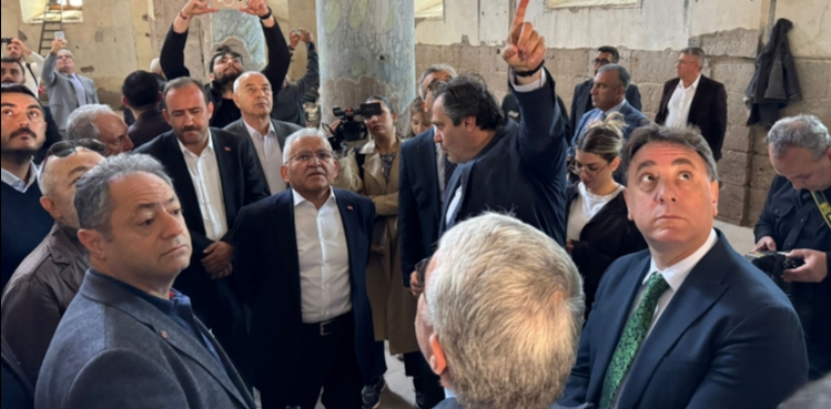 BAŞKAN BÜYÜKKILIÇ, MECLİS ÜYELERİYLE TARİHİ KİLİSEDE İNCELEMELERDE BULUNDU