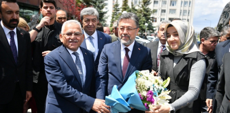 BAKAN YUMAKLI’DAN BAŞKAN BÜYÜKKILIÇ’A “TARIM VE HAYVANCILIK” TEŞEKKÜRÜ