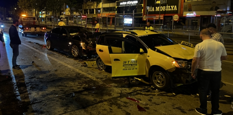 Kayseri'de 4 araç zincirleme kazaya karıştı; 5 yaralı