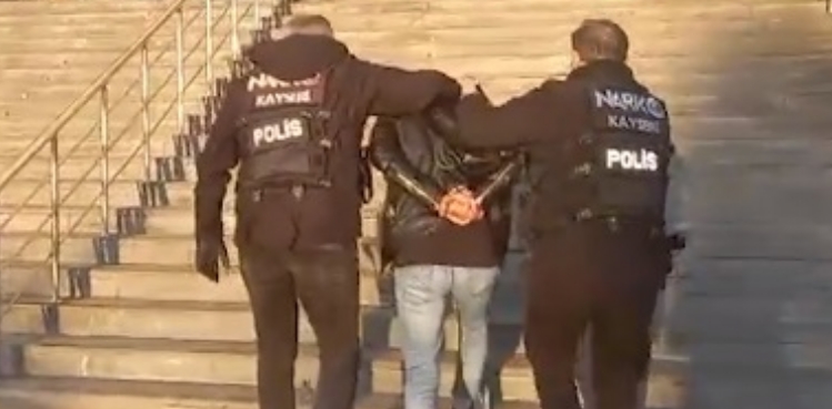 Kayseri'de, kıyafete emdirilmiş 1.4 kilo metamfetamin ele geçirildi; 3 tutuklama