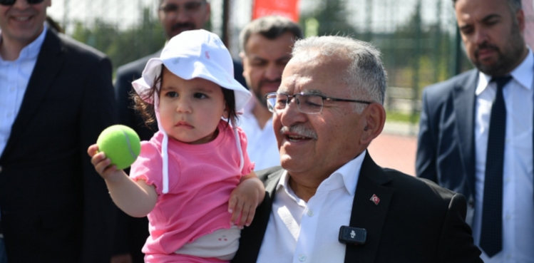 BAŞKAN BÜYÜKKILIÇ, GENÇLERLE ‘GELECEĞİN RENKLERİ’ KARMA RESİM SERGİSİ’NDE BULUŞTU