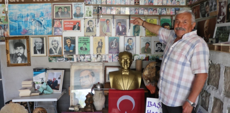 40 yıldır biriktirdiği eşyalarını evinin garajında müzeye dönüştürdüğü bölümde sergiliyor