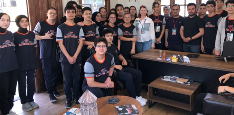 BÜYÜKŞEHİR, KAYSERİ FEN LİSESİ ÖĞRENCİLERİNİ TARİHİ SAAT KULESİ’NDE AĞIRLADI
