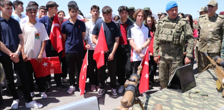 Kayseri'de 179 öğrenci, 'Mehmetçikle Bir Gün' projesi kapsamında 'Erciyes 2025 Tatbikatı'nı takip etti