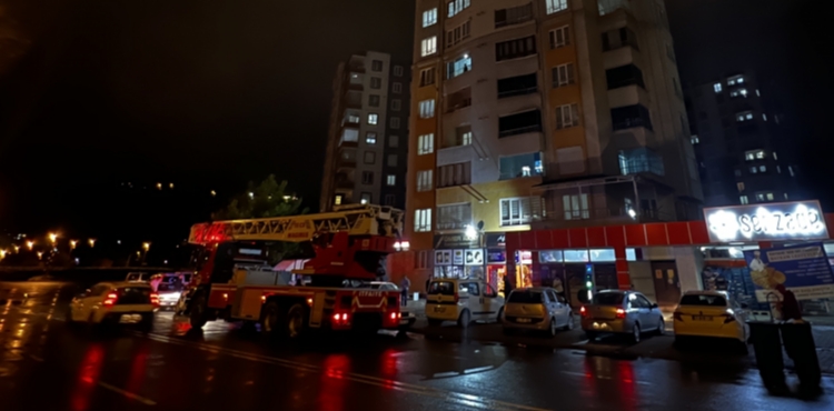 Kayseri'de sağanak; binanın çatısına yıldırım düştü, araçlar zarar gördü
