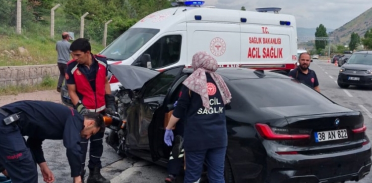 Kayseri'de iki otomobil çarpıştı: 2 ölü, 1 yaralı