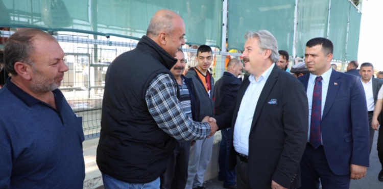 BAŞKAN PALANCIOĞLU BAYRAMIN İLK SAATLERİNDE MELİKGAZİ KURBAN PAZARI VE KESİM ALANI'NI ZİYARET ETTİ