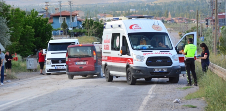 Kayseri'de yola dökülen madeni yağ nedeniyle devrilen motosikletteki 2 kişi yaralandı