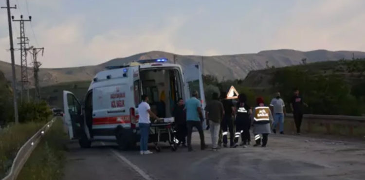Kayseri'de yola dökülen madeni yağ nedeniyle devrilen motosikletteki 2 kişi yaralandı