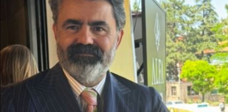 İki kuzeni ile dayılarını öldüren firari sanığın avukatına beraat